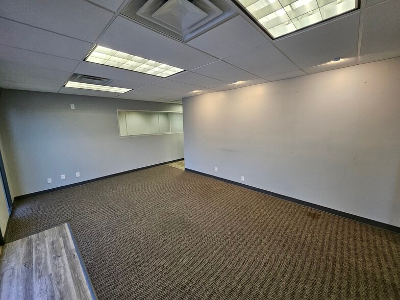 More Photos Of 307 W Rhapsody Dr, San Antonio Light Manufacturing For Sale