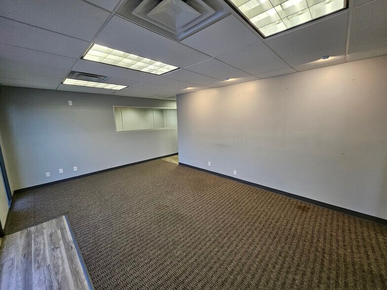More Photos Of 307 W Rhapsody Dr, San Antonio Light Manufacturing For Lease
