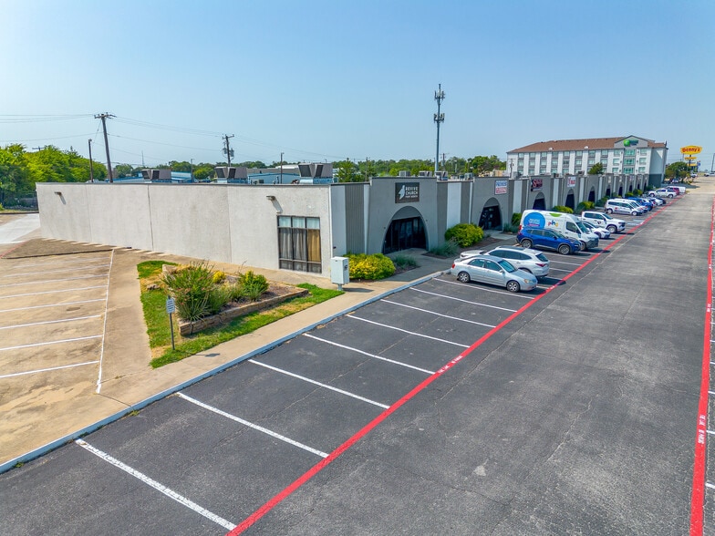 More Photos Of 3501-3529 NW Loop 820, Fort Worth Showroom For Lease