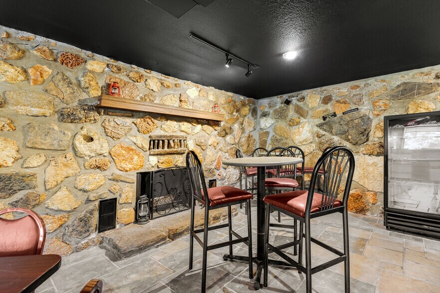 More Photos Of 2079 State Road Y, Linn Creek Restaurant For Sale