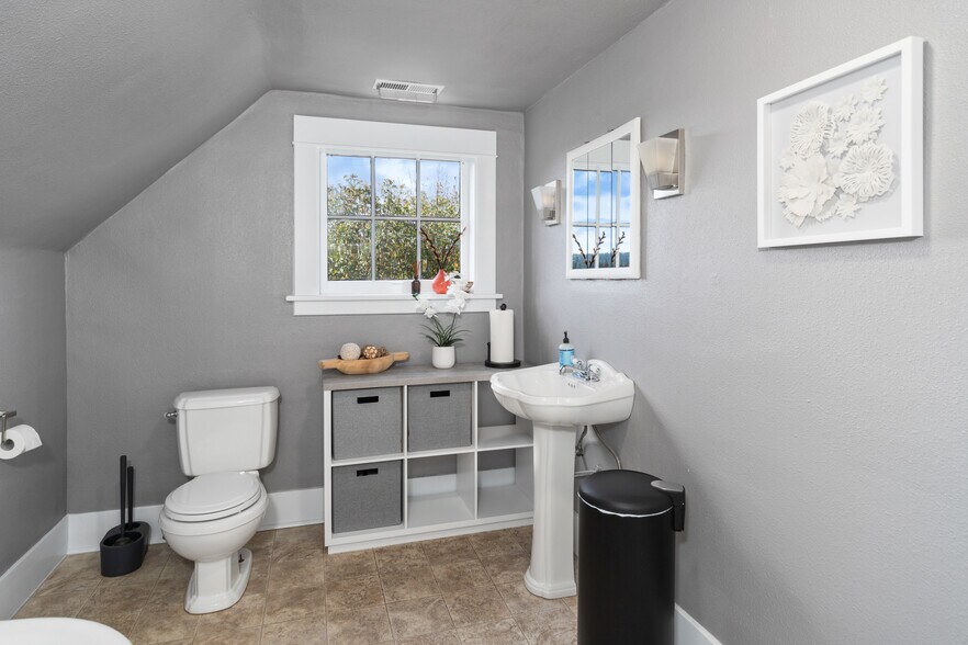 More Photos Of 19679 Front St, Poulsbo Office For Sale