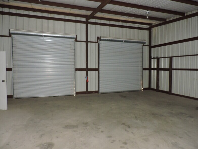 More Photos Of 920 W Mason St, Mabank Manufacturing For Sale