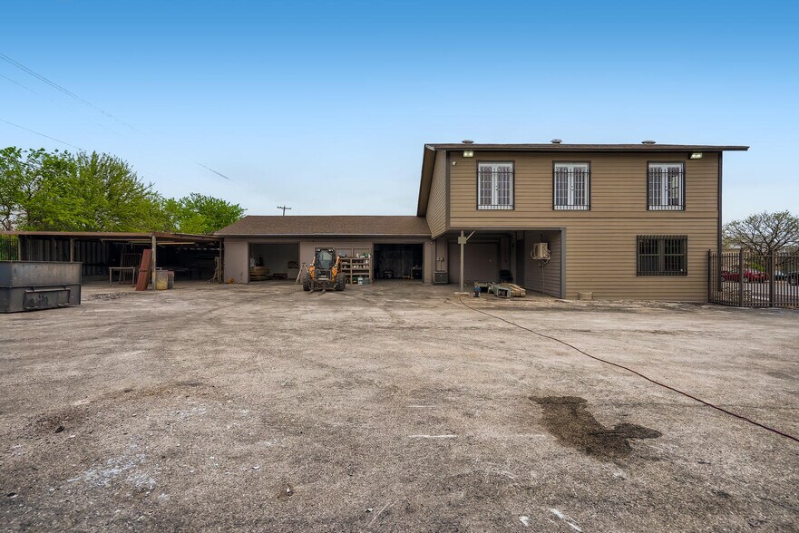 More Photos Of 11204 Bluff Bend Dr, Austin Light Manufacturing For Sale