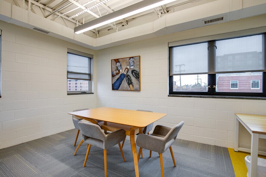 More Photos Of 3310 W Clay St, Richmond Showroom For Lease