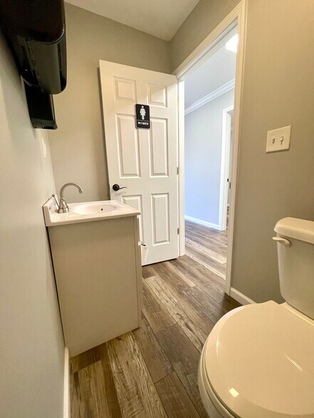 More Photos Of 31 Steelview Dr, Roanoke Distribution For Sale