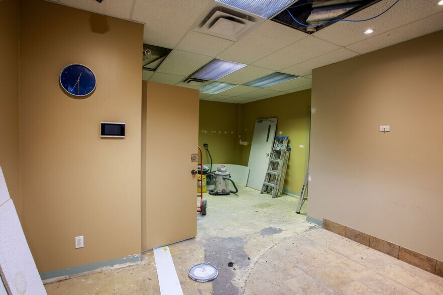 More Photos Of 1455 Ellis St, Kelowna Office Residential For Lease