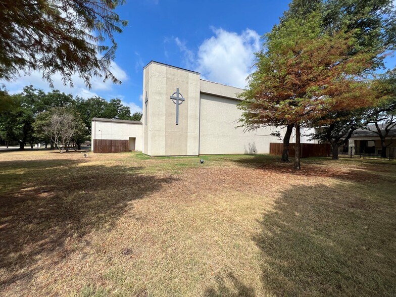 More Photos Of 2709 Custer Rd, Plano Religious Facility For Lease