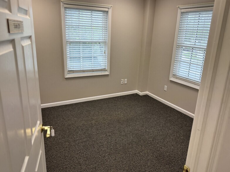 More Photos Of 216 Carleton Ave, East Islip Office For Lease