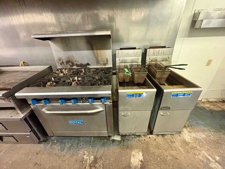 More Photos Of 106 E 4th St, Washington Restaurant For Sale