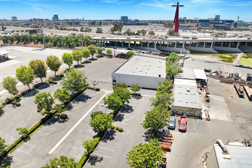 More Photos Of 744 N Eckhoff St, Orange Office For Lease