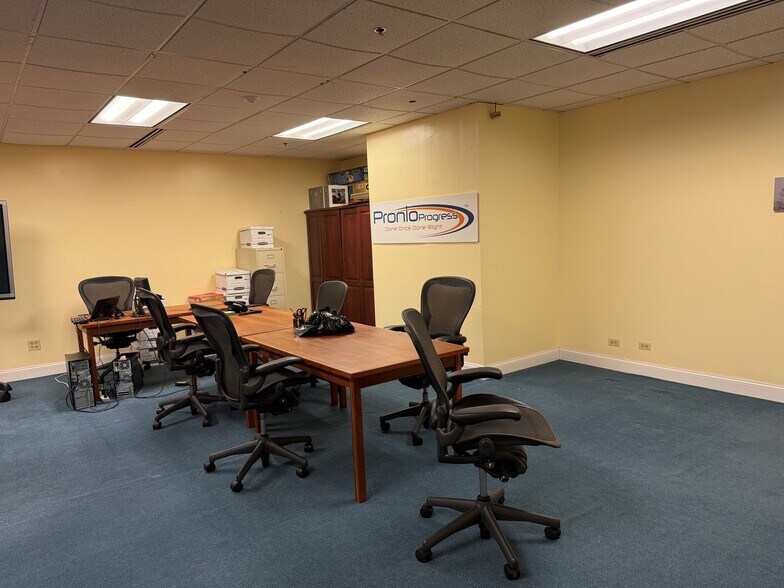 More Photos Of 211 W Wacker Dr, Chicago Office For Sale