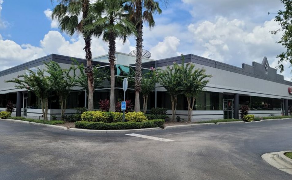More Photos Of 7901 Kingspointe Pky, Orlando Showroom For Sale