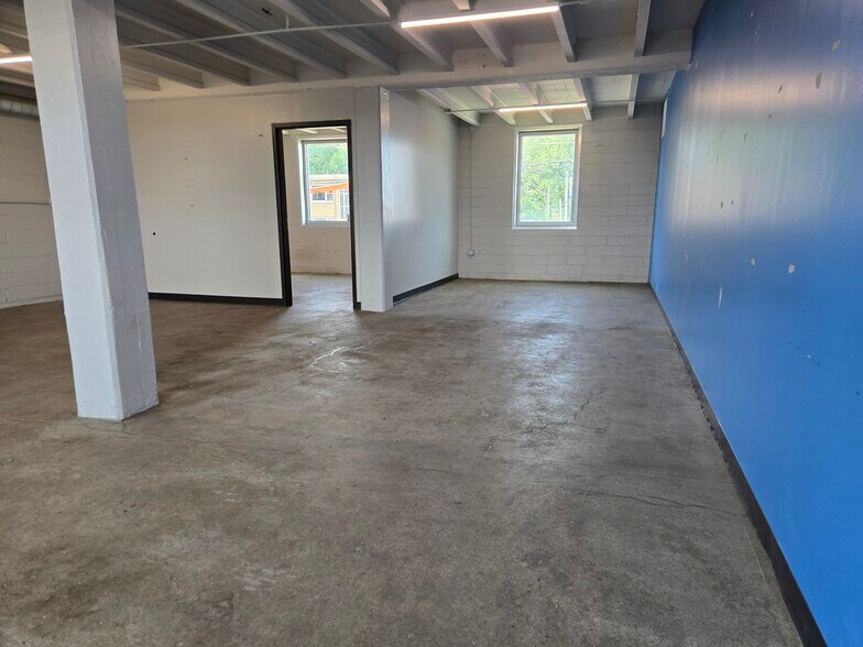 More Photos Of 1911 Rice St, Roseville Warehouse For Lease