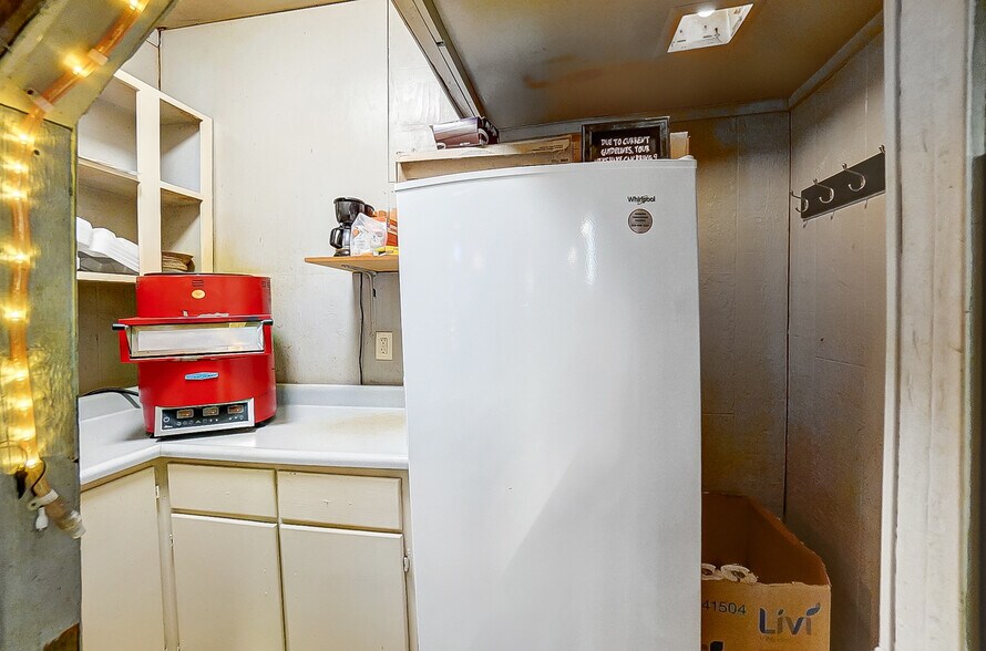 More Photos Of 3475 Mechanicsburg Rd, Springfield Bar For Sale