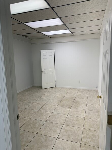 More Photos Of 1412-1414 Viscaya Pky, Cape Coral Warehouse For Lease