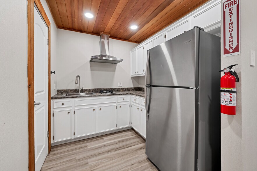 More Photos Of 11204 Bluff Bend Dr, Austin Light Manufacturing For Sale