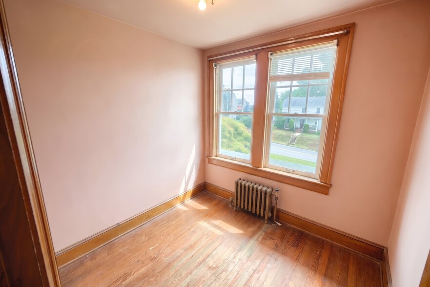 More Photos Of 41 W Main St, Fawn Grove Flex For Sale