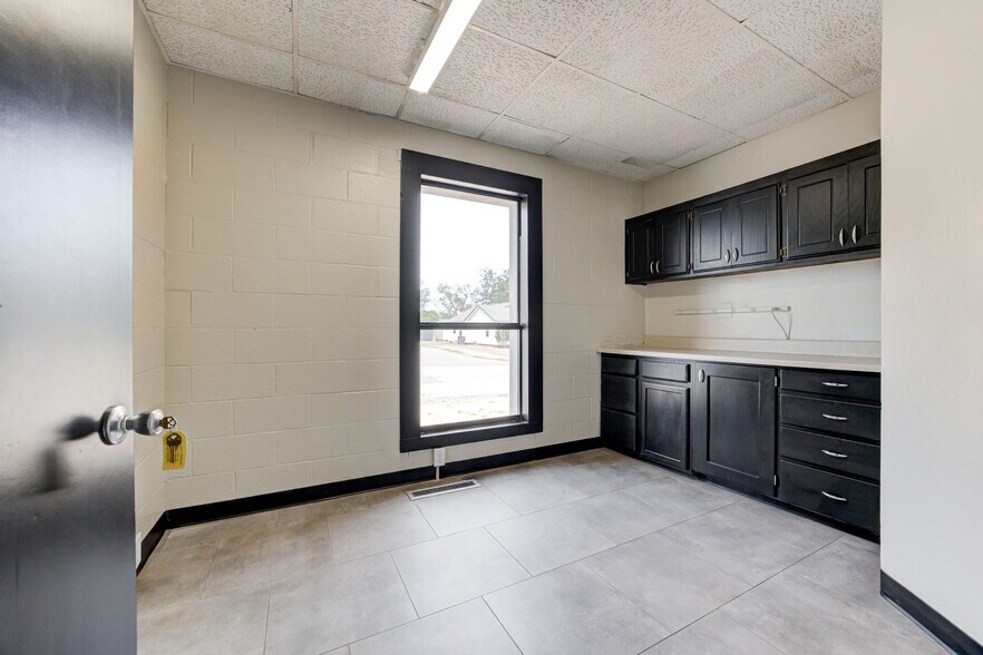 More Photos Of 324 N 19th St, Guthrie Office For Sale
