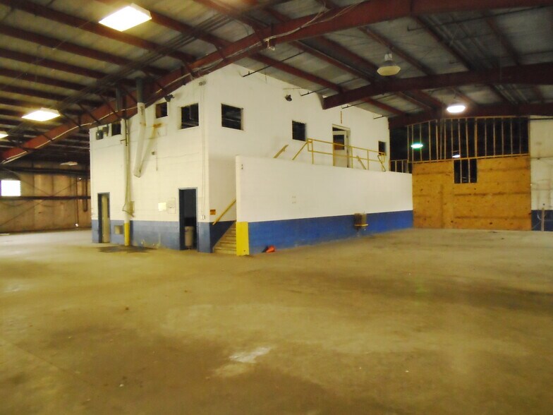 More Photos Of 501 Lakeshore Dr, Kuttawa Warehouse For Sale