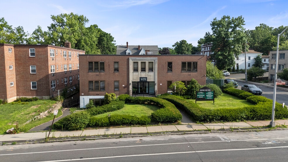 609 Farmington Ave  
