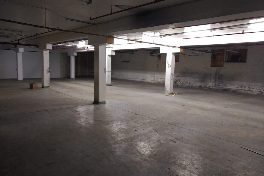 More Photos Of 1808 Rue William, Montréal Service For Lease