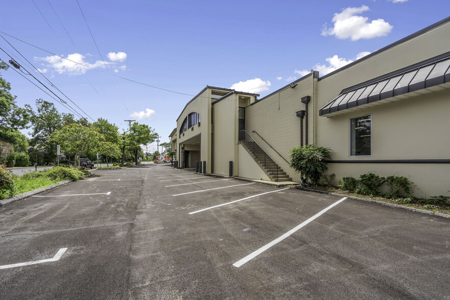 More Photos Of 2355 Lewis Ave, Rockville Light Distribution For Lease