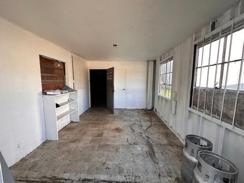 More Photos Of 4517 11th St, Gulfport Warehouse For Sale
