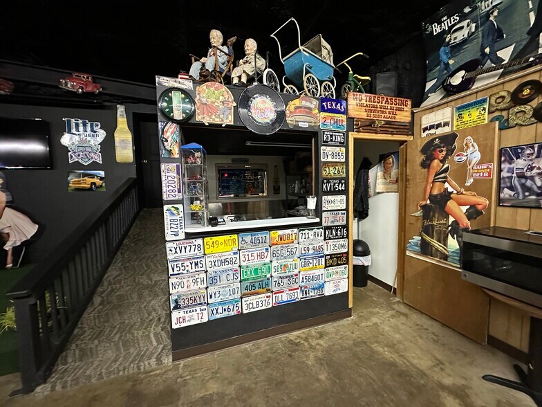 More Photos Of 3900 Davis St W, Dallas Flex For Sale