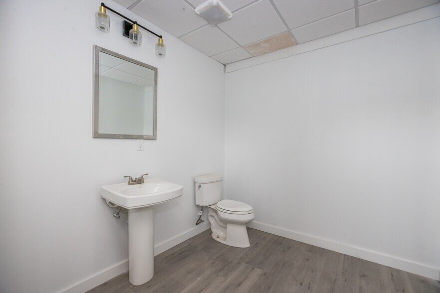 More Photos Of 1728 W 16th St, Indianapolis General Retail For Lease