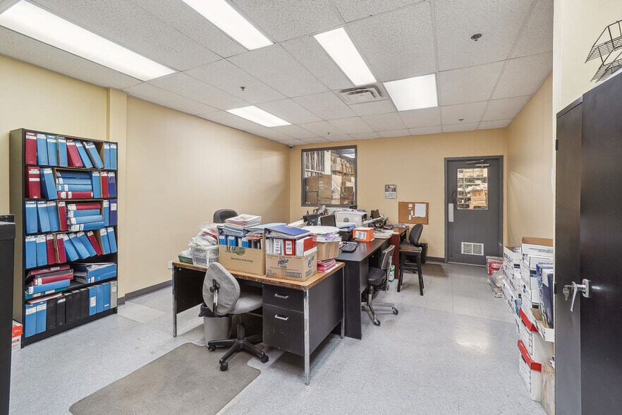 More Photos Of 1300 Rue De Louvain O, Montréal Light Manufacturing For Lease