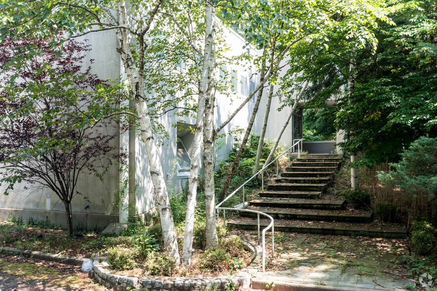 More Photos Of 140 Old Saw Mill River Rd, Hawthorne Research And Development For Sale