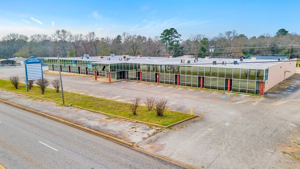 More Photos Of 3215 W Oak St, Palestine Medical For Lease