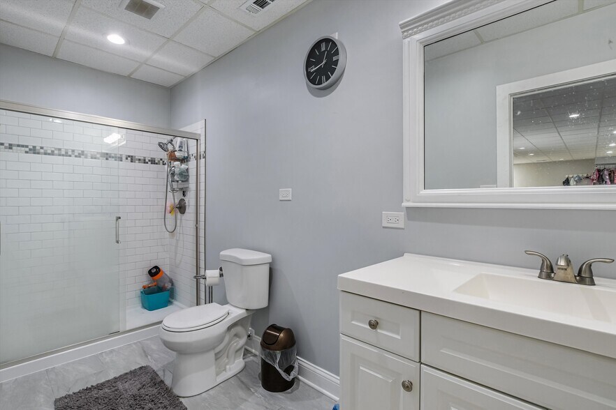 More Photos Of 5481 N Northwest Hwy, Chicago Storefront Retail Residential For Sale