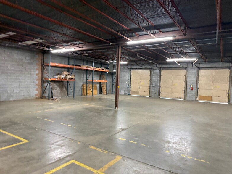 More Photos Of 900-920 W Fairfield Rd, High Point Warehouse For Lease