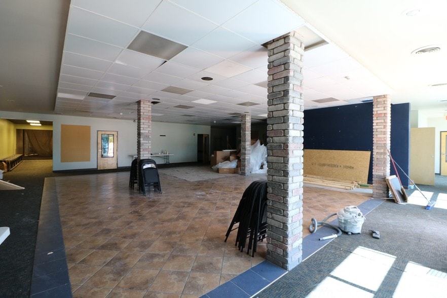More Photos Of 3155 N College Ave, Fayetteville Storefront Retail Office For Lease