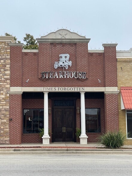 More Photos Of 204 Clay St, Nocona Restaurant For Lease