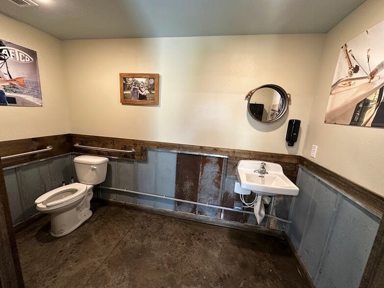 More Photos Of 10 Natelle Ave, Brooksville General Retail For Lease