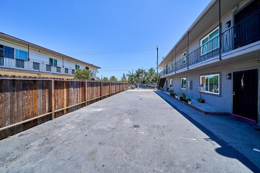 More Photos Of 2001 W Myrtle St, Santa Ana Apartments For Sale