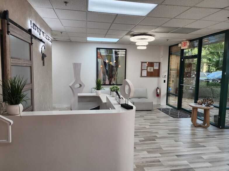 More Photos Of 6881 Kingspointe Pky, Orlando Business Park For Lease