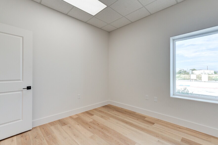 More Photos Of 3229 118th St, Lubbock Distribution For Sale