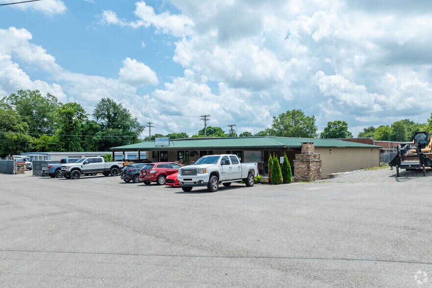 More Photos Of 2526-2530 Duplex Rd, Spring Hill Showroom For Sale