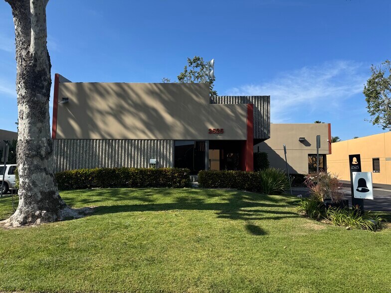 More Photos Of 2525 W Woodland Dr, Anaheim Light Distribution For Lease