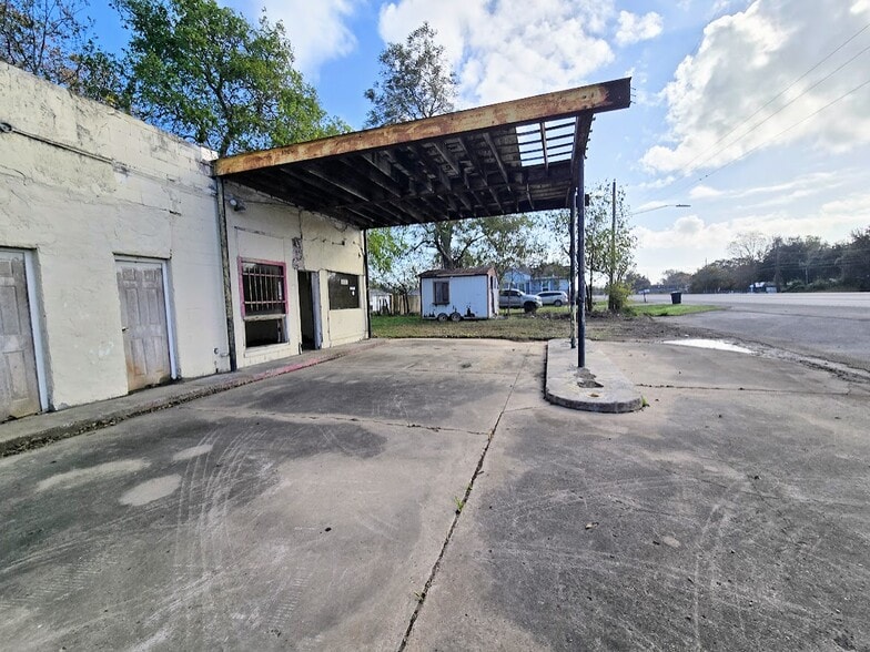 More Photos Of 6610 Highway 6, Hitchcock Freestanding For Sale