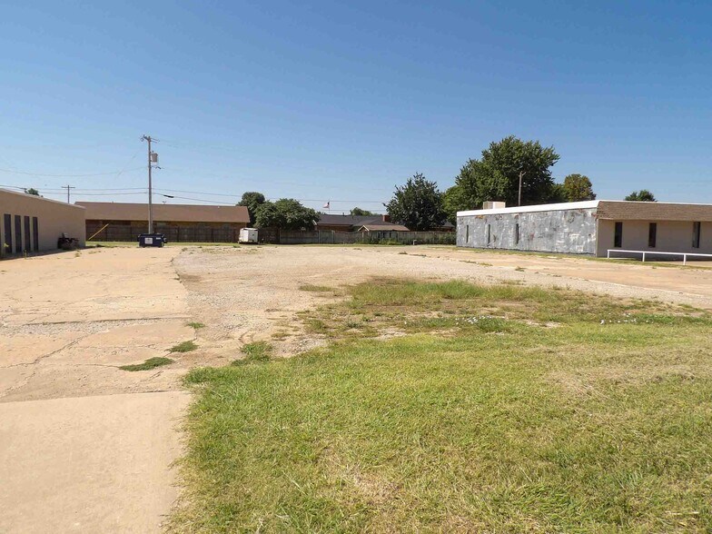 More Photos Of 400 E Jack Choate Ave, Hennessey Office For Sale
