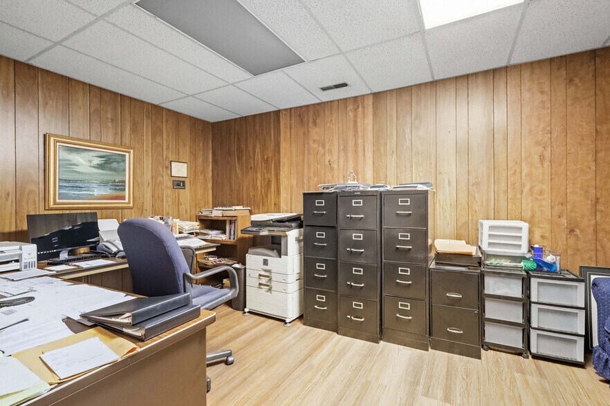 More Photos Of 3006 Avenue of the Cities, Moline Flex For Sale