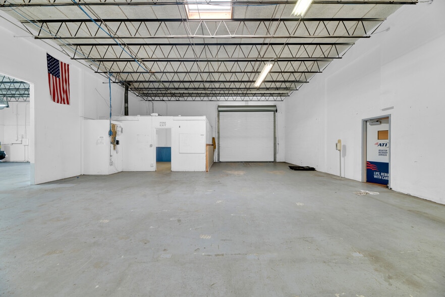 More Photos Of 224 NE 32nd Ct, Oakland Park Warehouse For Lease