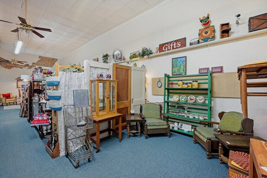 More Photos Of 321 N Main St, Bonham General Retail For Sale