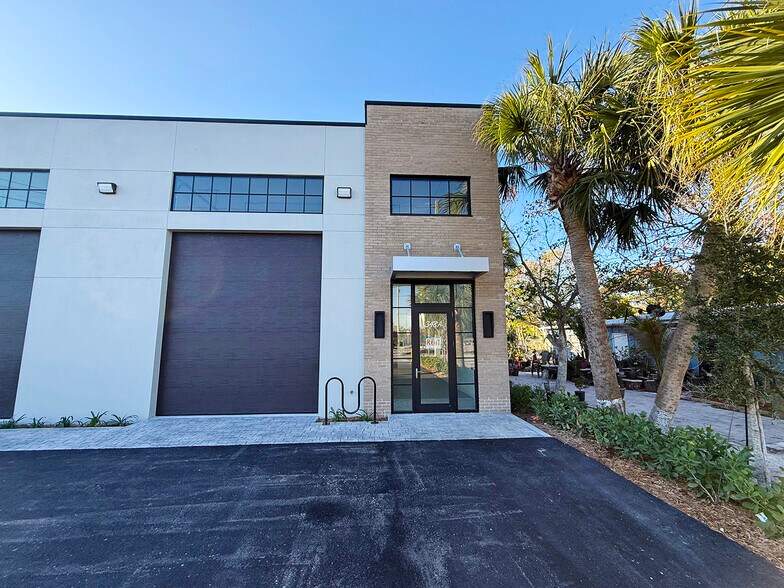 More Photos Of 348 SE Florida St, Stuart Flex For Lease