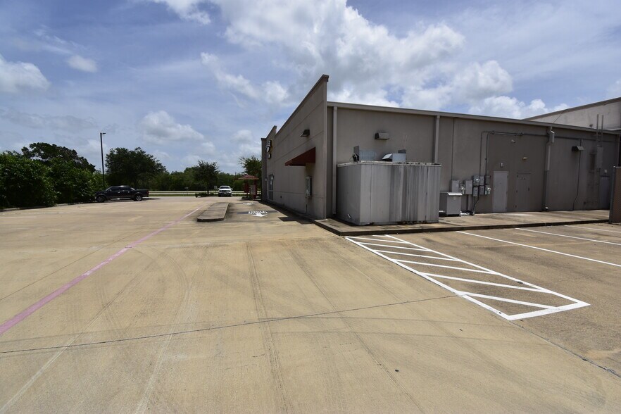 More Photos Of 253 N Bypass 35, Alvin Storefront For Lease