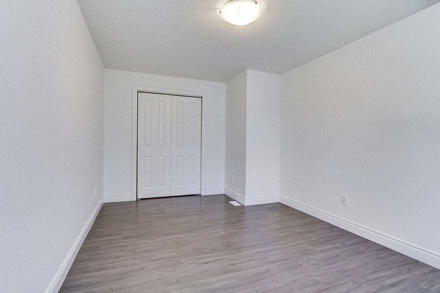 More Photos Of 395 Bay St W, Brock Office For Sale